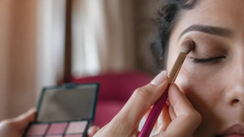 découvrez le maquillage nude, une tendance naturelle qui met en valeur votre beauté tout en restant discret. apprenez à définir ce style, ses techniques et ses produits essentiels pour un look élégant au quotidien.