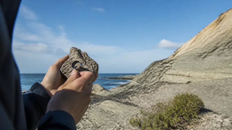 découvrez le tourisme géologique, une forme de voyage unique qui combine exploration des paysages naturels et compréhension des phénomènes géologiques. cette définition vous éclairera sur ses enjeux, ses activités et son impact sur notre planète.